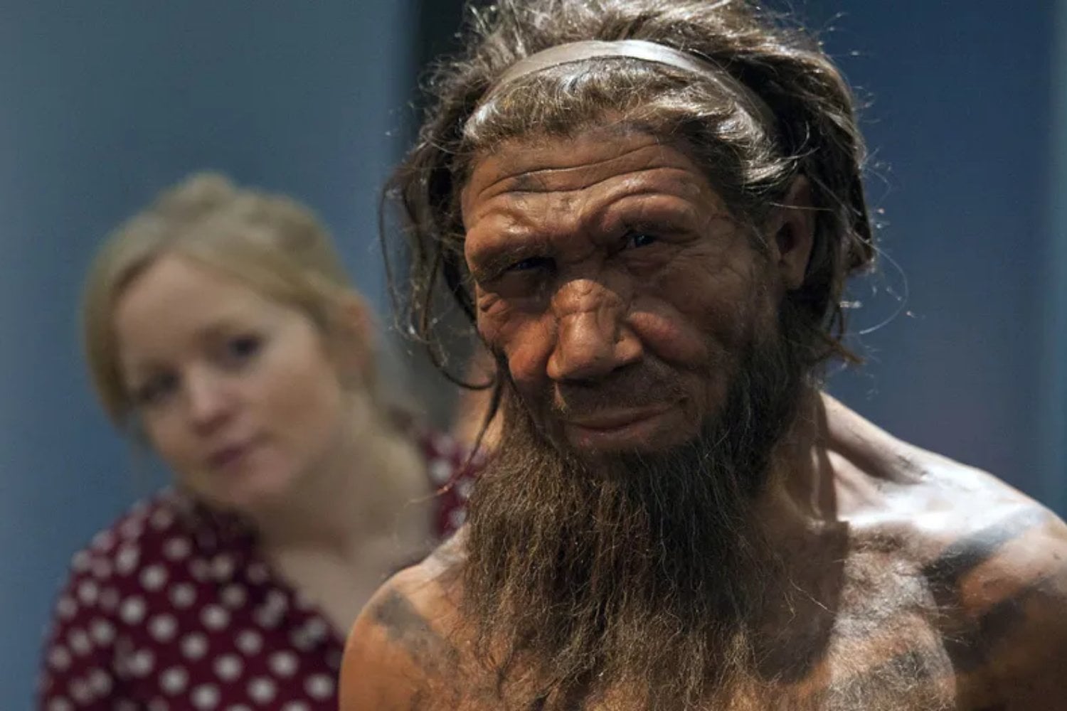 Antes de que Homo sapiens saliera de África ya se había cruzado con una humanidad desconocida. Su ADN sigue apareciendo en poblaciones de tres continentes y puede representar hasta el 1% de nuestro genoma