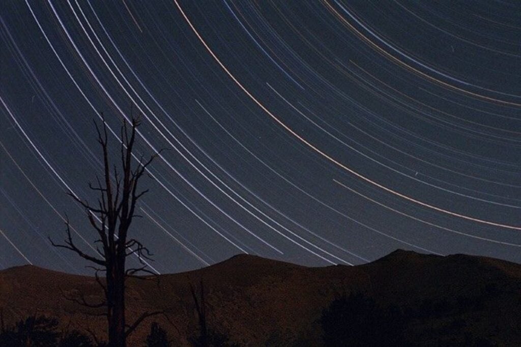 La Tierra recorre casi 1.000 millones de kilómetros cada año a unos 107.000 km/h. Lo más sorprendente es que nuestro cuerpo no puede sentir ese viaje