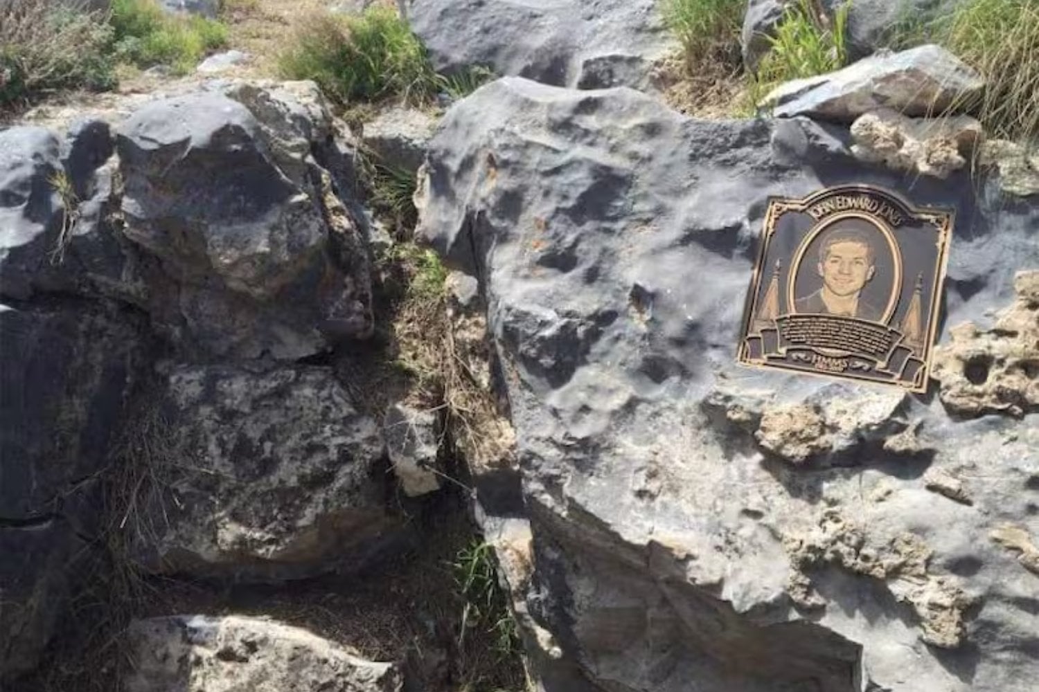 Confundió un túnel con un pasadizo conocido y quedó atrapado cabeza abajo a 30 metros bajo tierra. Tras 27 horas de rescate, la cueva terminó convertida en su tumba