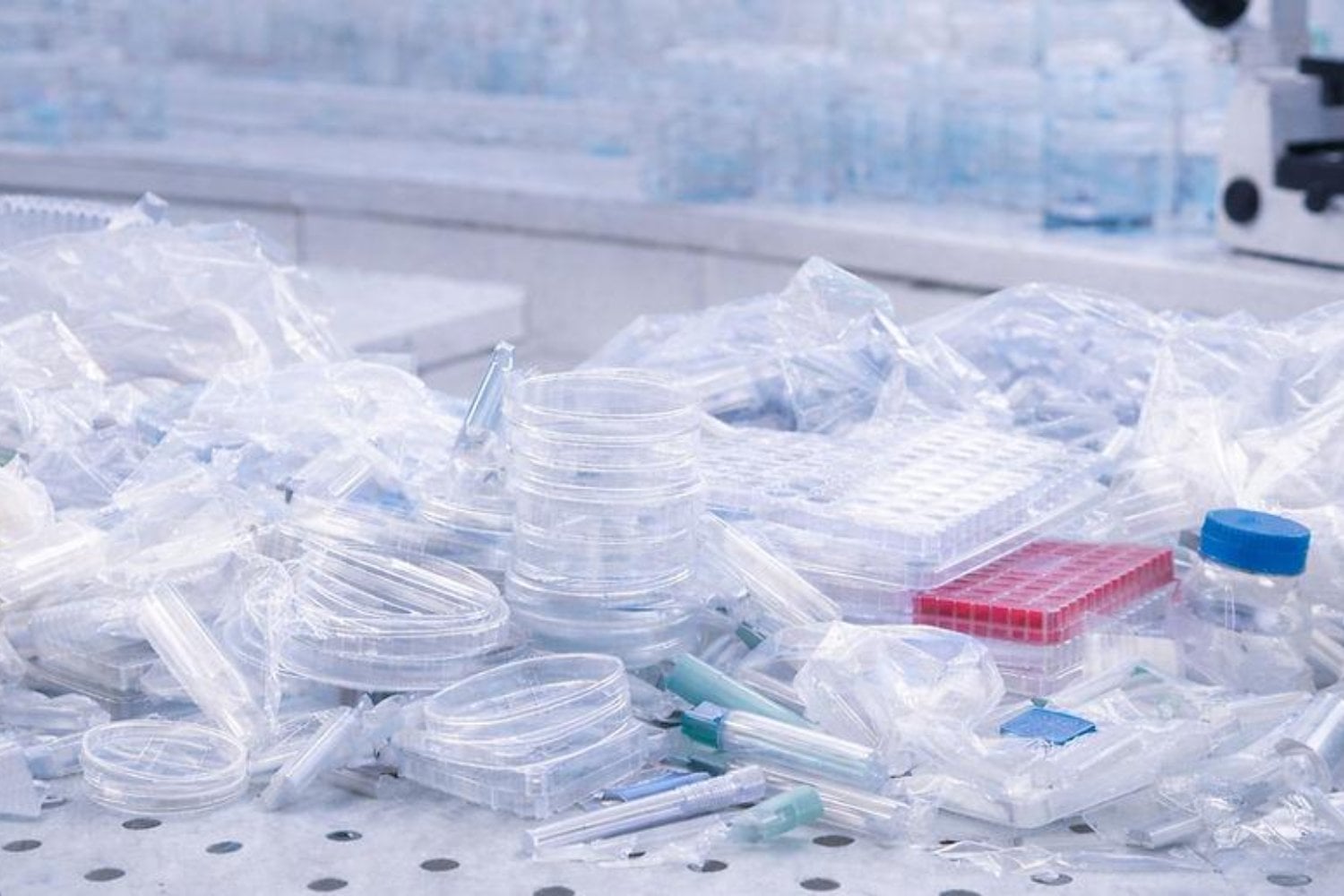 Escocia ha procesado 72.000 botellas de laboratorio contaminadas que podían acabar quemadas o enterradas. Una nueva máquina las desinfecta y tritura dentro del edificio para devolverlas al circuito del reciclaje