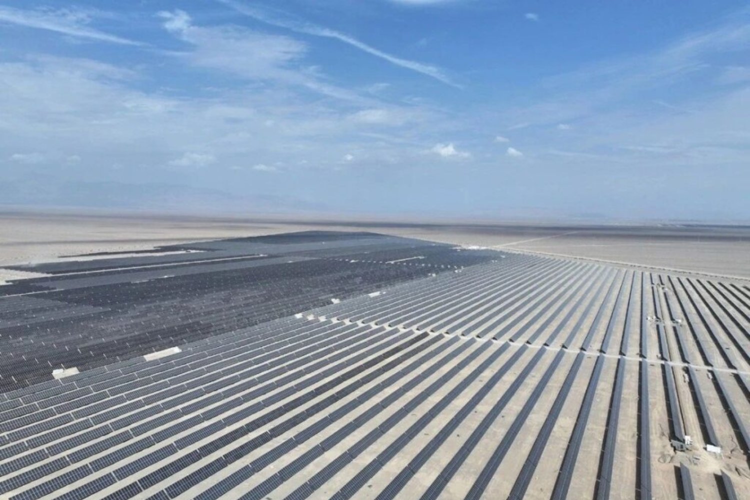China ha cubierto 1.817 hectáreas del desierto del Gobi con una central solar de 1 GW. Su verdadero truco empieza cuando se pone el Sol: 260.000 espejos guardan calor a 550 ºC para seguir produciendo durante horas