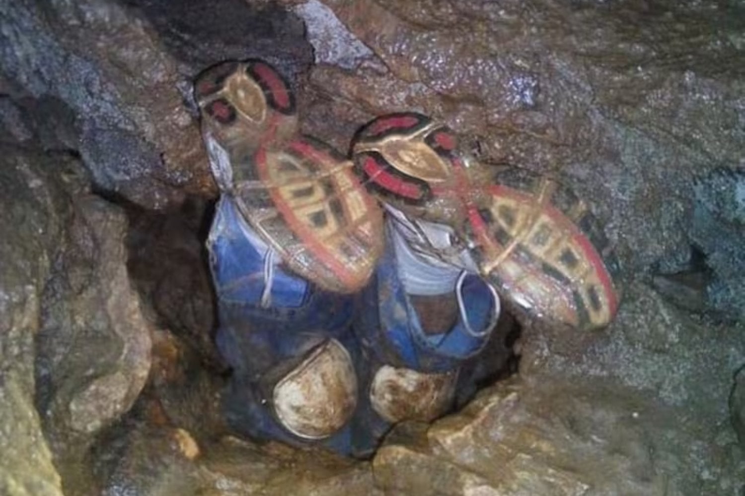Confundió un túnel con un pasadizo conocido y quedó atrapado cabeza abajo a 30 metros bajo tierra. Tras 27 horas de rescate, la cueva terminó convertida en su tumba