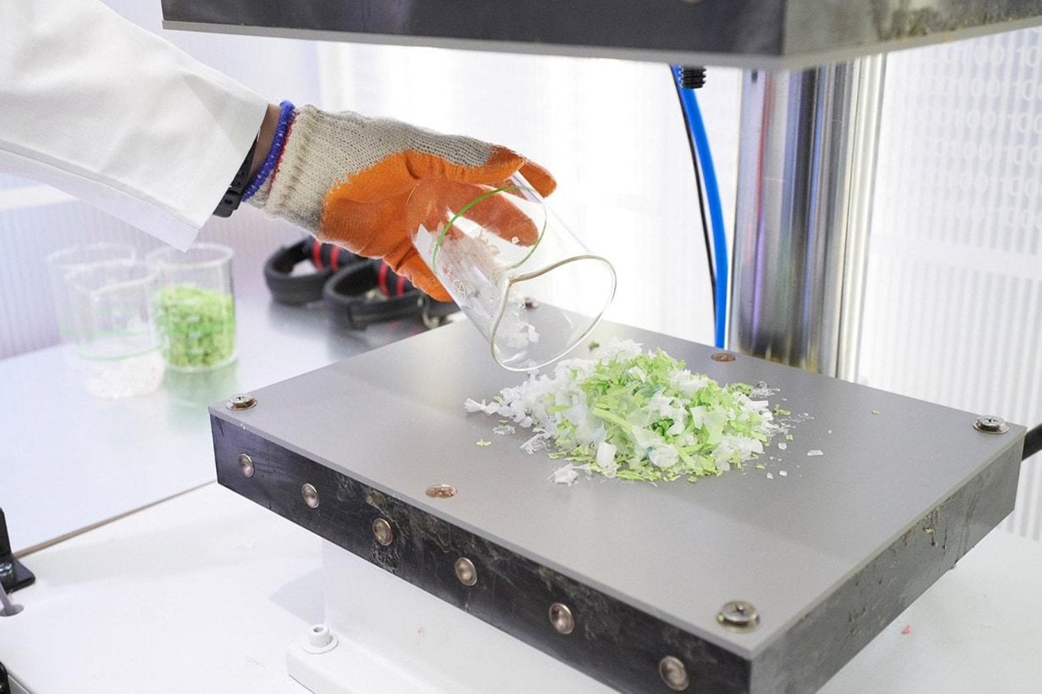 Escocia ha procesado 72.000 botellas de laboratorio contaminadas que podían acabar quemadas o enterradas. Una nueva máquina las desinfecta y tritura dentro del edificio para devolverlas al circuito del reciclaje