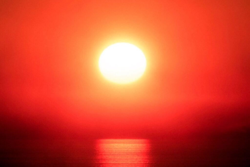 El océano acaba de batir su récord de calor en el mes equivocado. La Tierra está entrando en un posible Súper Niño con el gran depósito térmico del planeta ya cargado al máximo