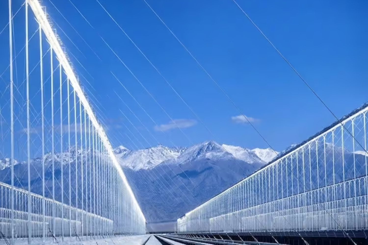 China ha cubierto 1.817 hectáreas del desierto del Gobi con una central solar de 1 GW. Su verdadero truco empieza cuando se pone el Sol: 260.000 espejos guardan calor a 550 ºC para seguir produciendo durante horas