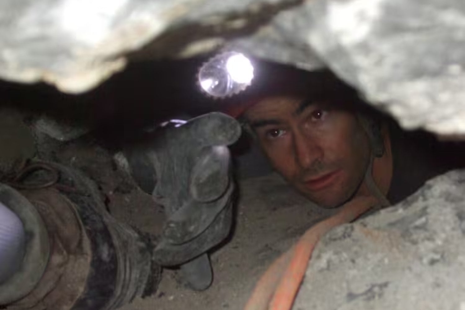 Confundió un túnel con un pasadizo conocido y quedó atrapado cabeza abajo a 30 metros bajo tierra. Tras 27 horas de rescate, la cueva terminó convertida en su tumba
