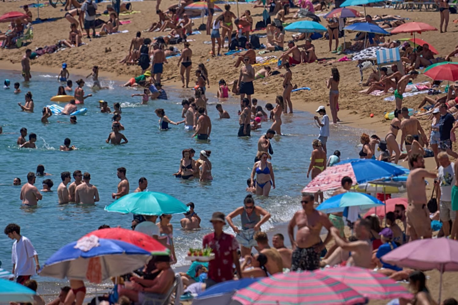 El Mediterráneo está almacenando una enorme cantidad de calor frente a España: una boya marcó 33 °C y septiembre puede convertir toda esa energía en lluvias mucho más intensas