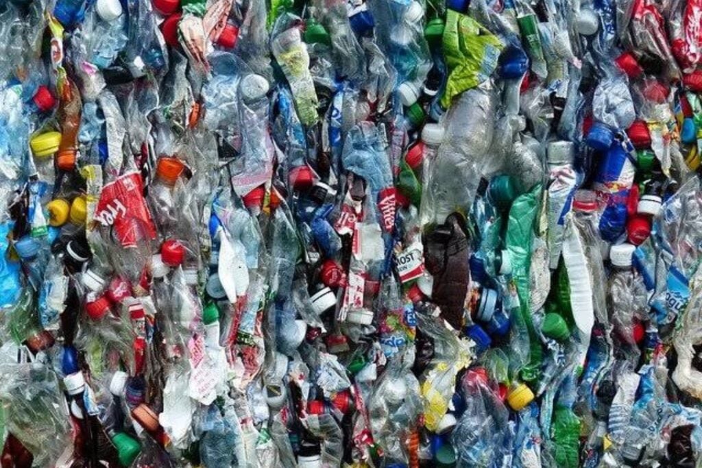 Escocia ha procesado 72.000 botellas de laboratorio contaminadas que podían acabar quemadas o enterradas. Una nueva máquina las desinfecta y tritura dentro del edificio para devolverlas al circuito del reciclaje
