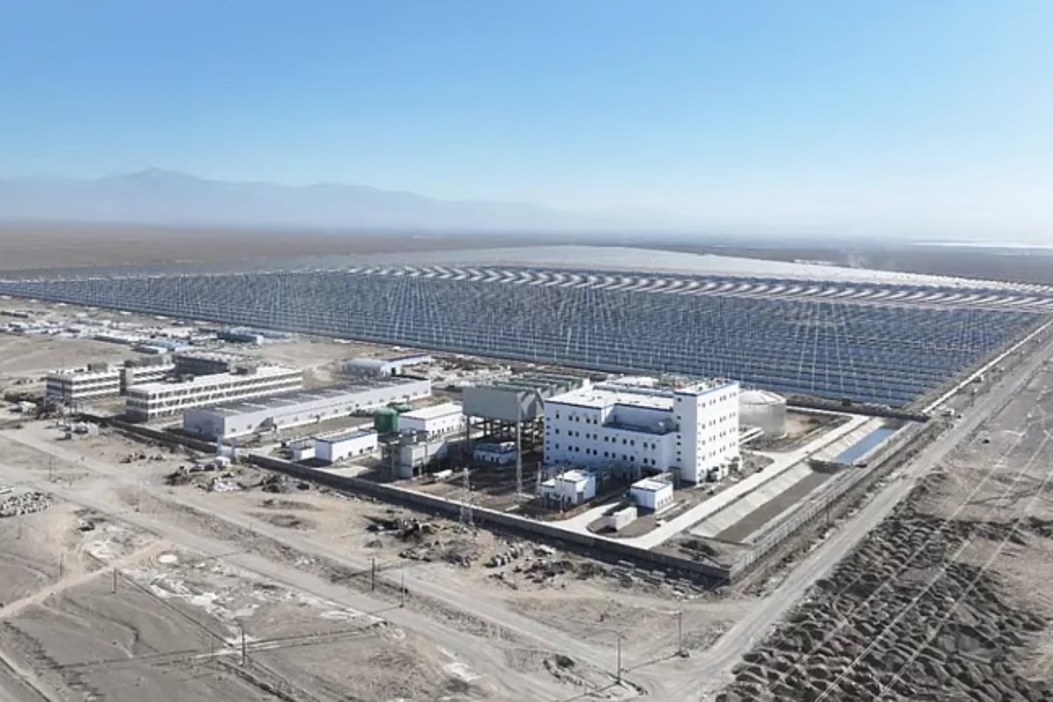 China ha cubierto 1.817 hectáreas del desierto del Gobi con una central solar de 1 GW. Su verdadero truco empieza cuando se pone el Sol: 260.000 espejos guardan calor a 550 ºC para seguir produciendo durante horas