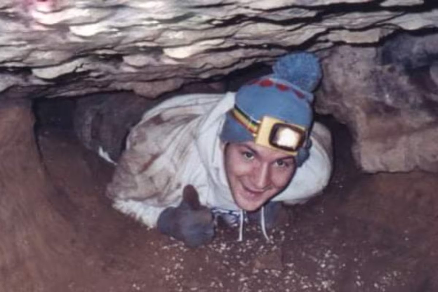Confundió un túnel con un pasadizo conocido y quedó atrapado cabeza abajo a 30 metros bajo tierra. Tras 27 horas de rescate, la cueva terminó convertida en su tumba
