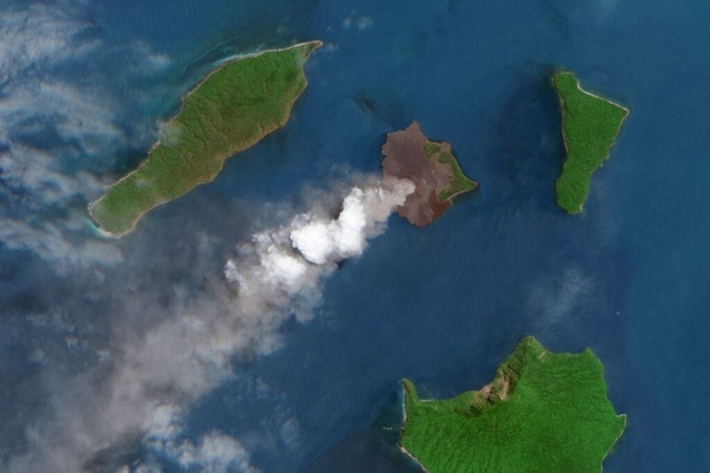 Una explosión en Indonesia hizo temblar los barómetros de todo el planeta durante cuatro días. Krakatoa convirtió a la Tierra entera en un instrumento científico antes de que existieran los satélites