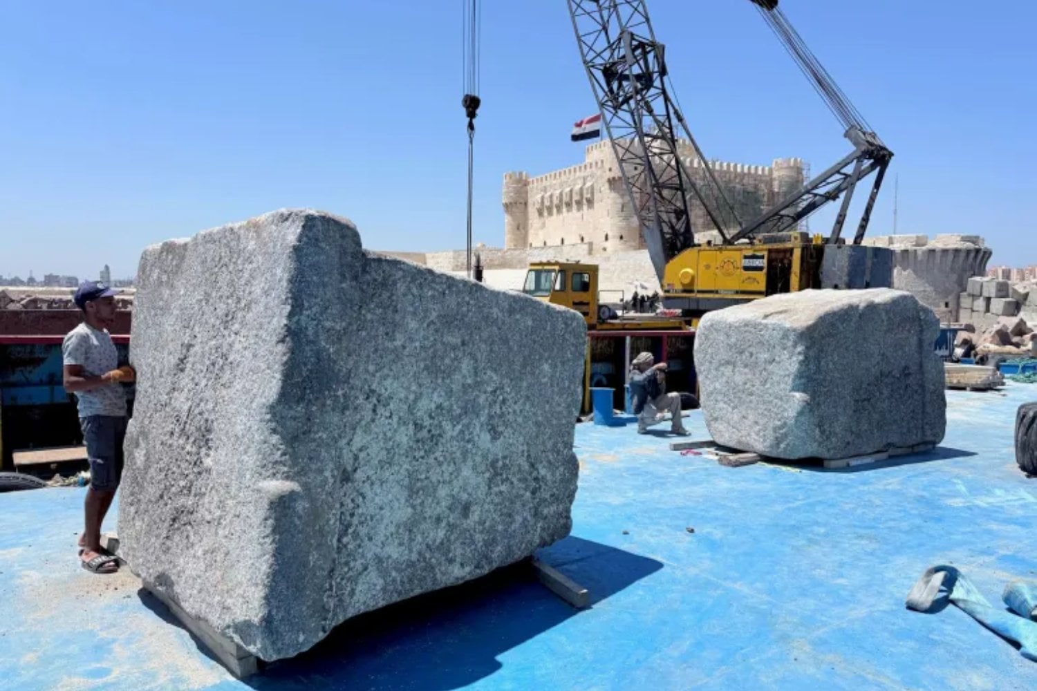 Una de las Siete Maravillas llevaba siglos hecha pedazos bajo el Mediterráneo. Ahora 22 bloques de hasta 80 toneladas están permitiendo reconstruir el Faro de Alejandría