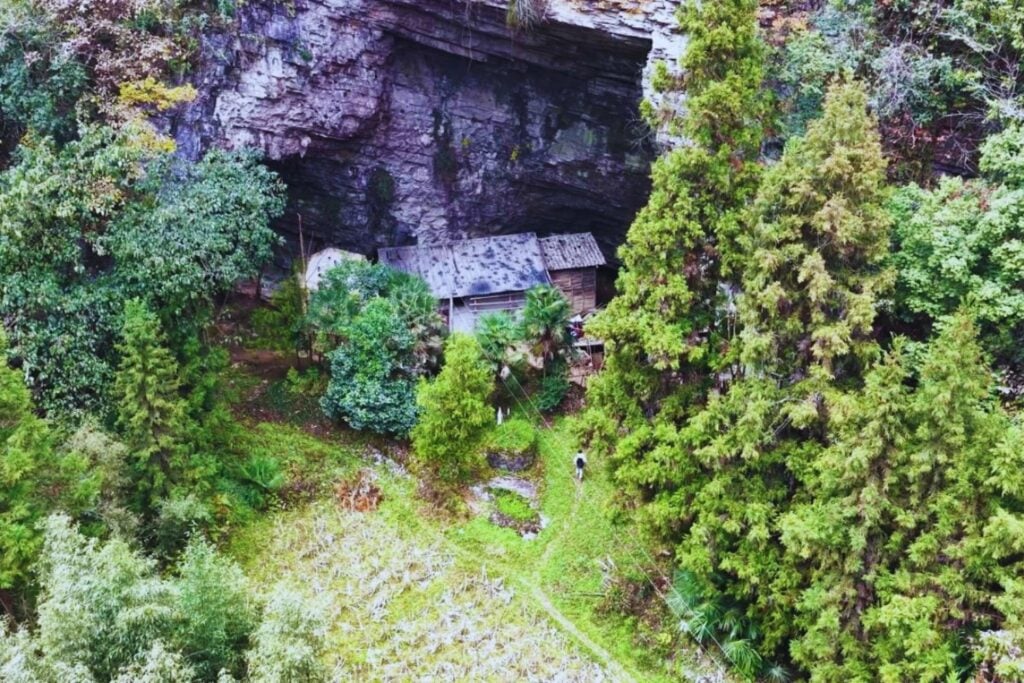 Lleva 50 años viviendo dentro de una cueva en las montañas de China. Tiene agua, electricidad y una casa que su familia empezó a construir hace casi un siglo