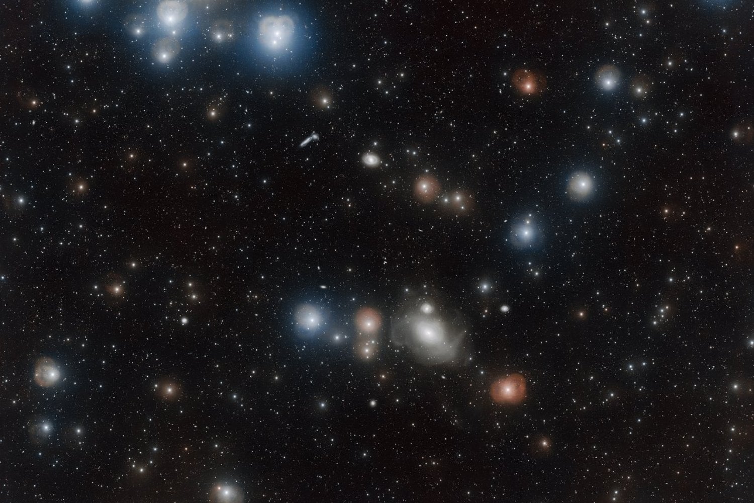 La materia oscura podría haber dejado por fin una huella visible. Una misteriosa línea de 43 GeV brilla desde tres cúmulos de galaxias y nadie sabe explicar por qué falta en la Vía Láctea