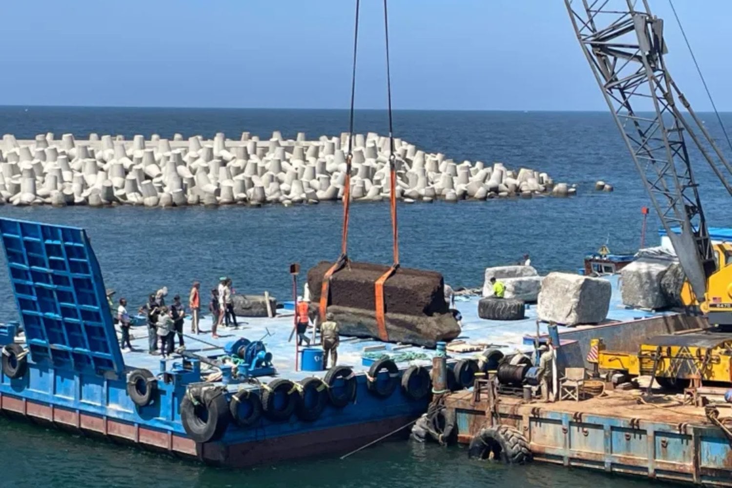 Una de las Siete Maravillas llevaba siglos hecha pedazos bajo el Mediterráneo. Ahora 22 bloques de hasta 80 toneladas están permitiendo reconstruir el Faro de Alejandría