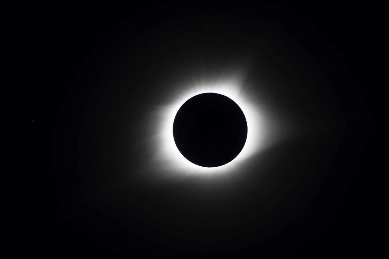 España acaba de vivir un eclipse total de Sol y agosto todavía guarda otro gran espectáculo. El 28, casi toda la Luna se hundirá en la sombra de la Tierra y se teñirá de rojo
