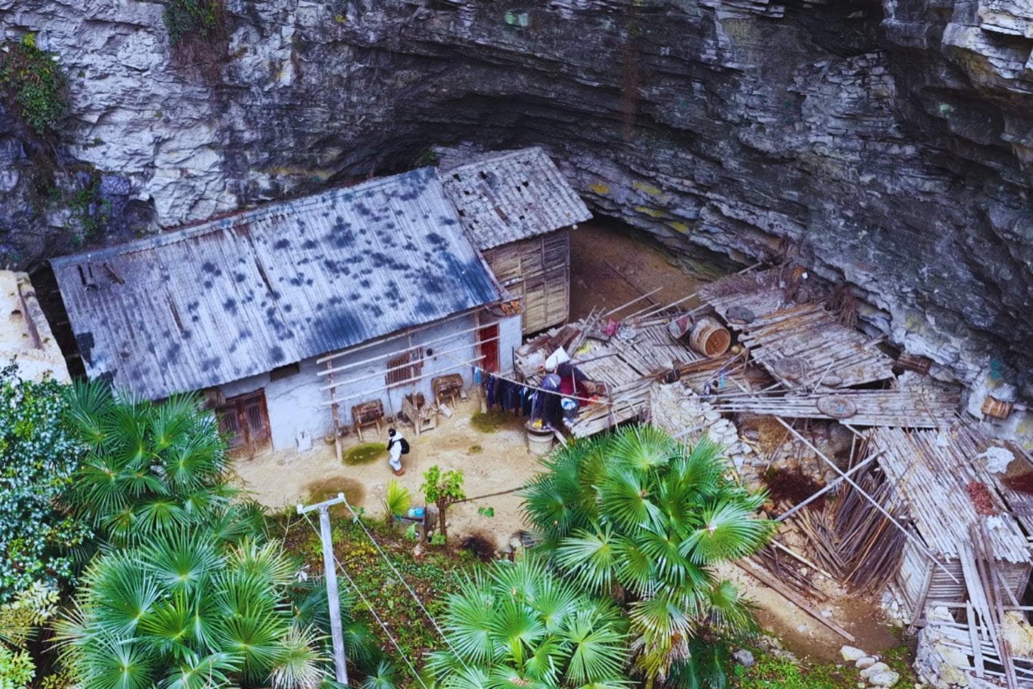 Lleva 50 años viviendo dentro de una cueva en las montañas de China. Tiene agua, electricidad y una casa que su familia empezó a construir hace casi un siglo