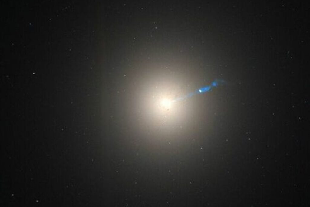 La materia oscura podría haber dejado por fin una huella visible. Una misteriosa línea de 43 GeV brilla desde tres cúmulos de galaxias y nadie sabe explicar por qué falta en la Vía Láctea