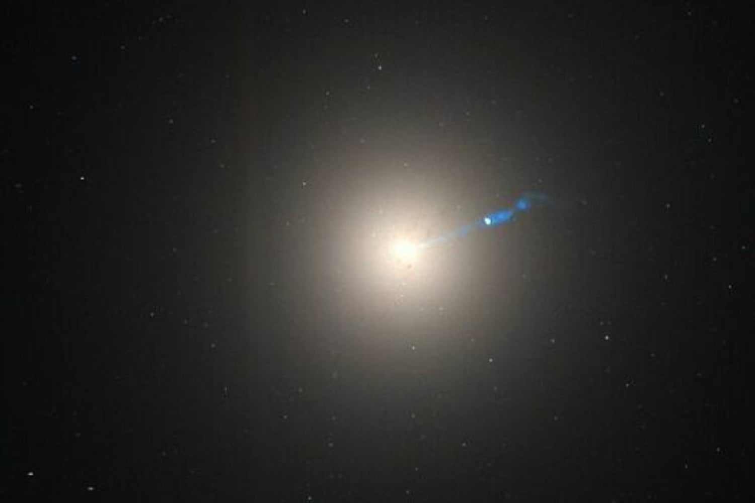 La materia oscura podría haber dejado por fin una huella visible. Una misteriosa línea de 43 GeV brilla desde tres cúmulos de galaxias y nadie sabe explicar por qué falta en la Vía Láctea