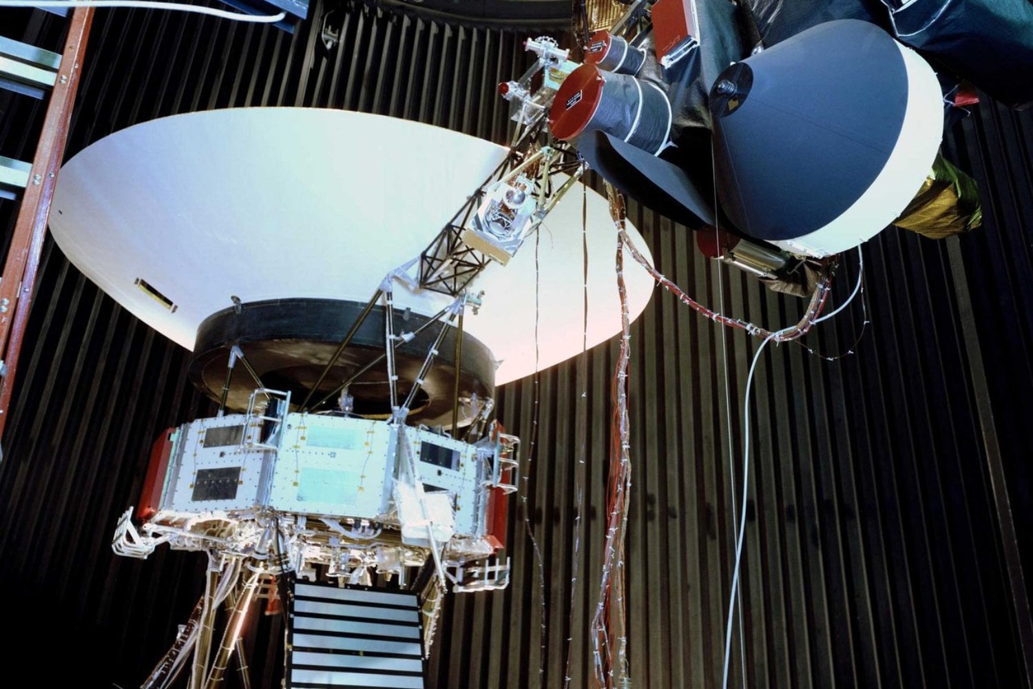 Voyager 2 salió de la Tierra en 1977 y todavía nos habla desde el espacio interestelar. La NASA acaba de encontrar una forma de robarle al menos un año más antes de que empiece a apagarse para siempre
