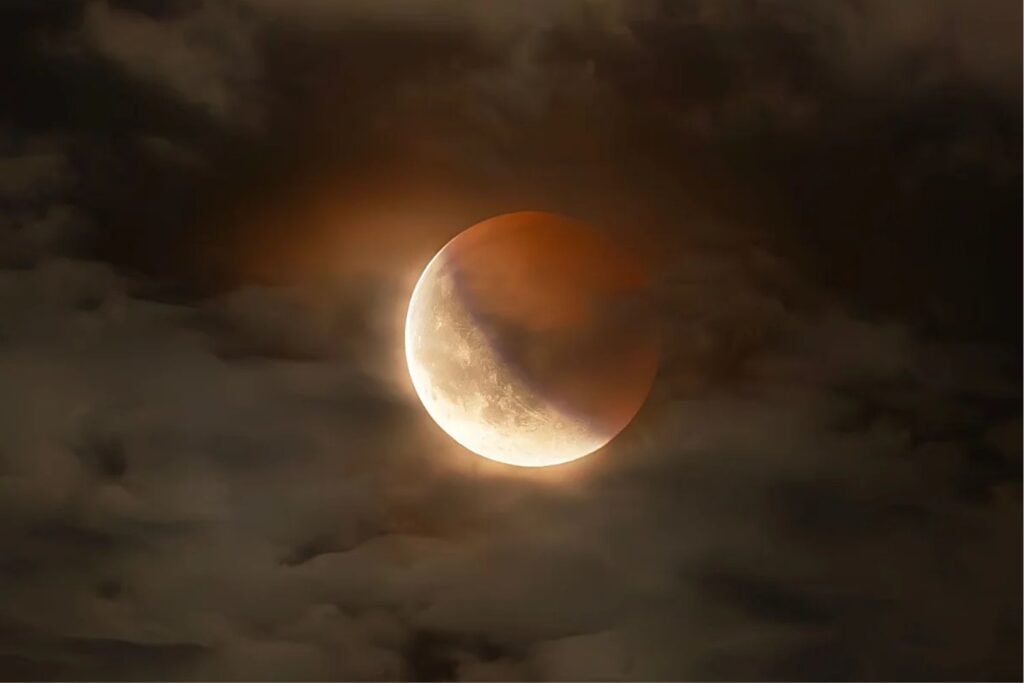 España acaba de vivir un eclipse total de Sol y agosto todavía guarda otro gran espectáculo. El 28, casi toda la Luna se hundirá en la sombra de la Tierra y se teñirá de rojo