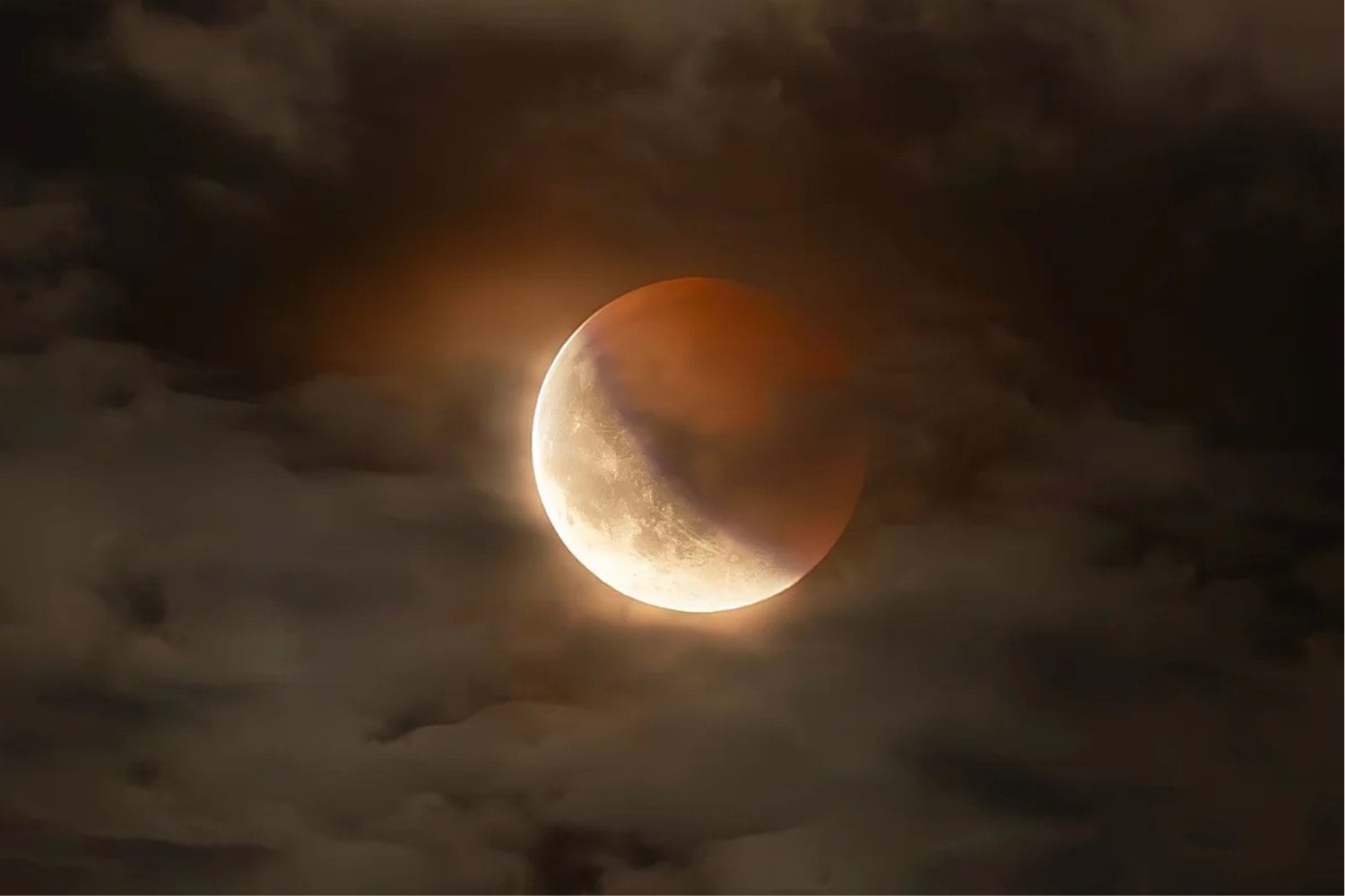España acaba de vivir un eclipse total de Sol y agosto todavía guarda otro gran espectáculo. El 28, casi toda la Luna se hundirá en la sombra de la Tierra y se teñirá de rojo