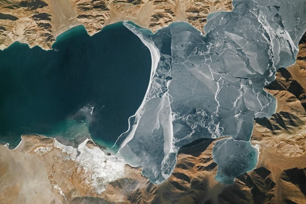 Un astronauta fotografió desde la ISS un lago gigantesco entre India y China a 4.225 metros de altura. Desde el espacio, el invierno lo divide entre agua azul y una enorme placa de hielo completamente fracturada