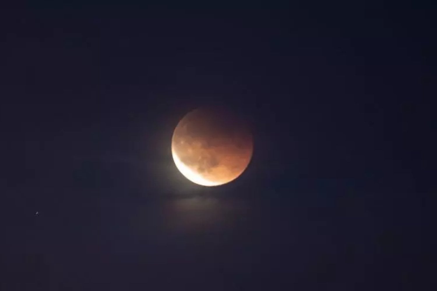 España acaba de vivir un eclipse total de Sol y agosto todavía guarda otro gran espectáculo. El 28, casi toda la Luna se hundirá en la sombra de la Tierra y se teñirá de rojo