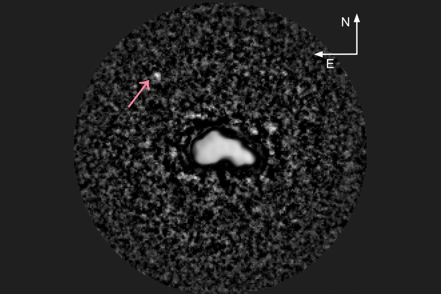 Los astrónomos llevan casi 170 años observando uno de los asteroides más brillantes del sistema solar. Ahora lo han fotografiado como nunca y han descubierto que podría ser un “monstruo” de tres cuerpos pegados con una diminuta luna escondida a su alrededor