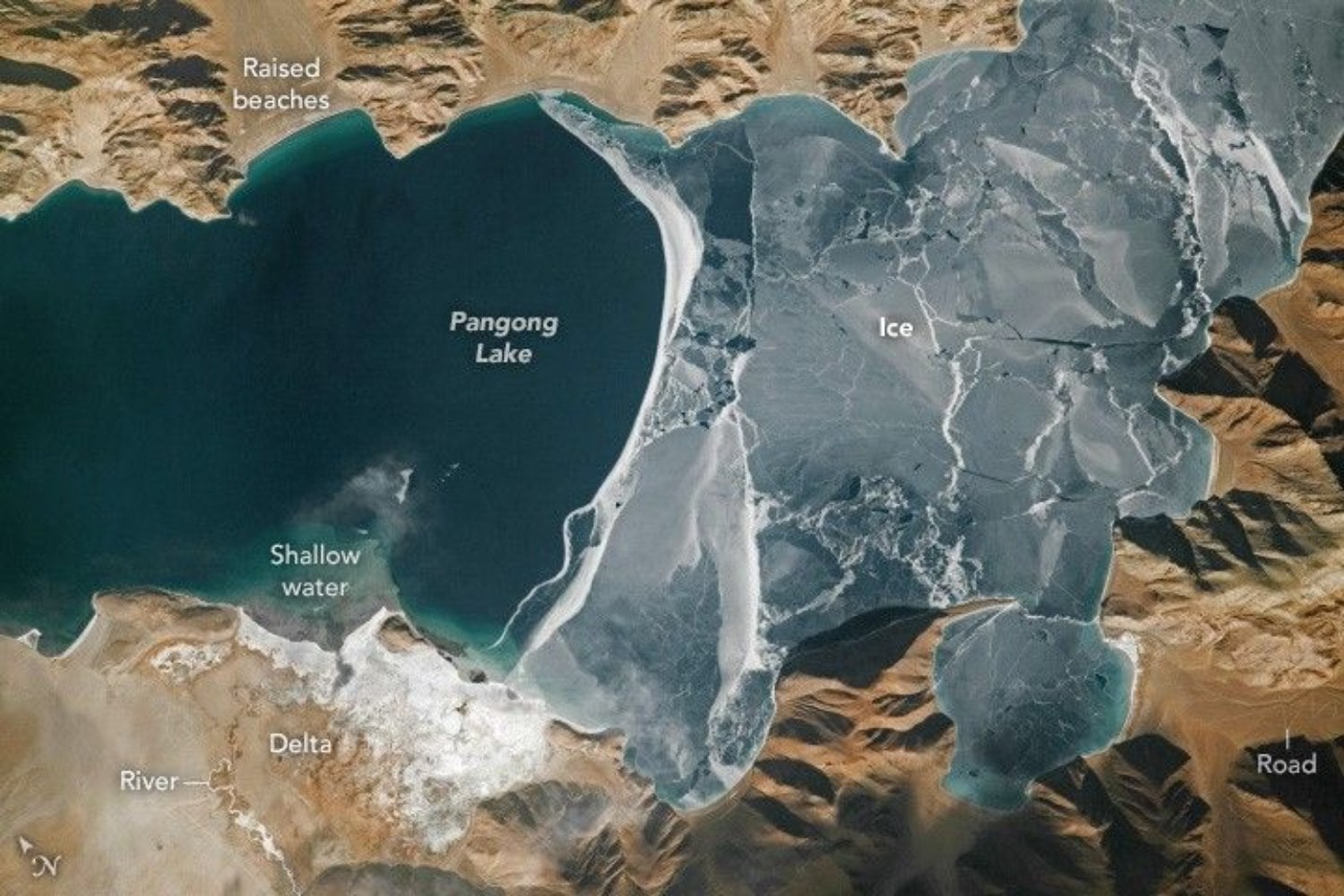 Un astronauta fotografió desde la ISS un lago gigantesco entre India y China a 4.225 metros de altura. Desde el espacio, el invierno lo divide entre agua azul y una enorme placa de hielo completamente fracturada
