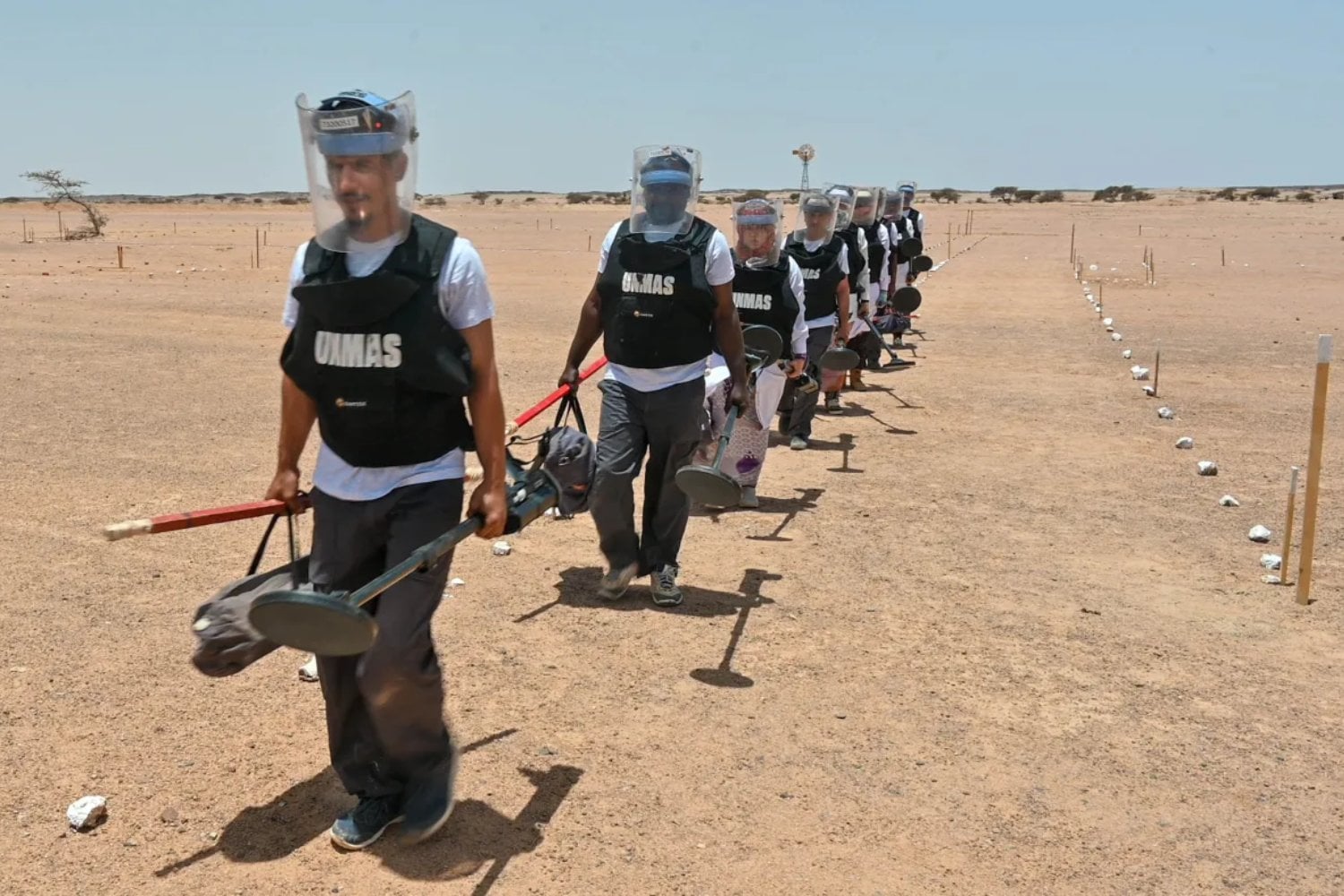 Marruecos levantó en el desierto un muro casi tan largo como toda la frontera entre Estados Unidos y México. Cuatro décadas después, sigue dividiendo el Sáhara Occidental entre minas, soldados y familias separadas
