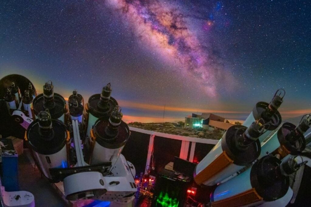 Un asteroide del tamaño de un autobús se coló bajo los satélites geoestacionarios y solo fuimos capaces de verlo tan sólo 23 horas antes. Ninguna roca espacial se había acercado tanto a la Tierra en este 2026