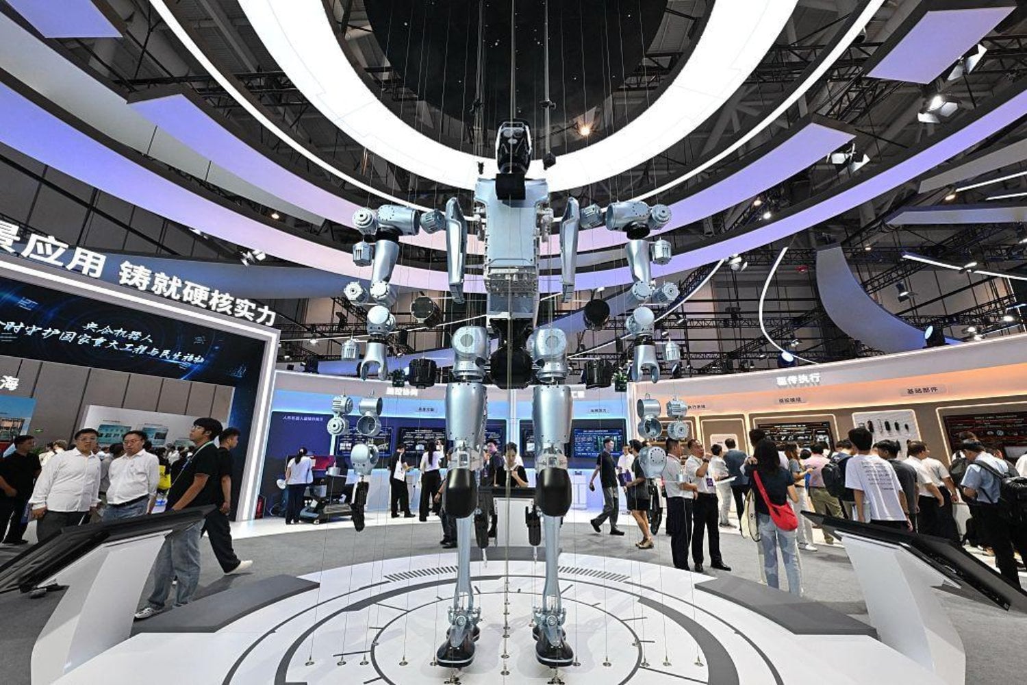 China se cansó de ver a sus robots bailar, pelear y hacer volteretas. Pekín quiere que salgan de las ferias y se pongan a trabajar en fábricas, almacenes, hoteles y hogares