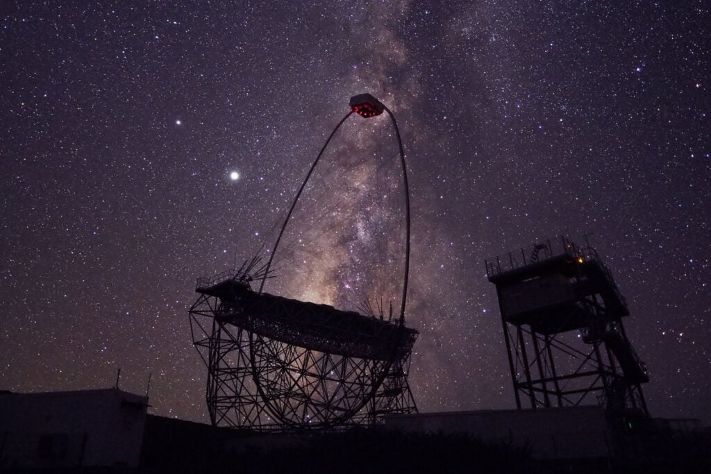 Canarias ha captado rayos gamma emitidos cuando el Sistema Solar aún tardaría más de 3.000 millones de años en existir. Lo extraordinario no es la señal, sino los fotones que desaparecieron por el camino