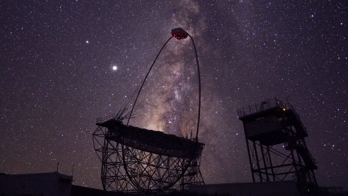 Canarias ha captado rayos gamma emitidos cuando el Sistema Solar aún tardaría más de 3.000 millones de años en existir. Lo extraordinario no es la señal, sino los fotones que desaparecieron por el camino