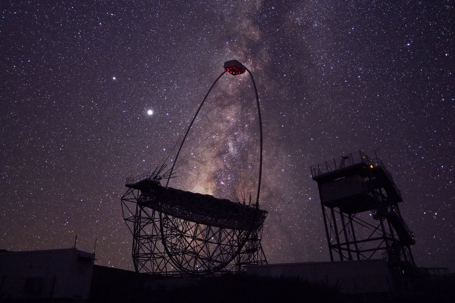 Canarias ha captado rayos gamma emitidos cuando el Sistema Solar aún tardaría más de 3.000 millones de años en existir. Lo extraordinario no es la señal, sino los fotones que desaparecieron por el camino