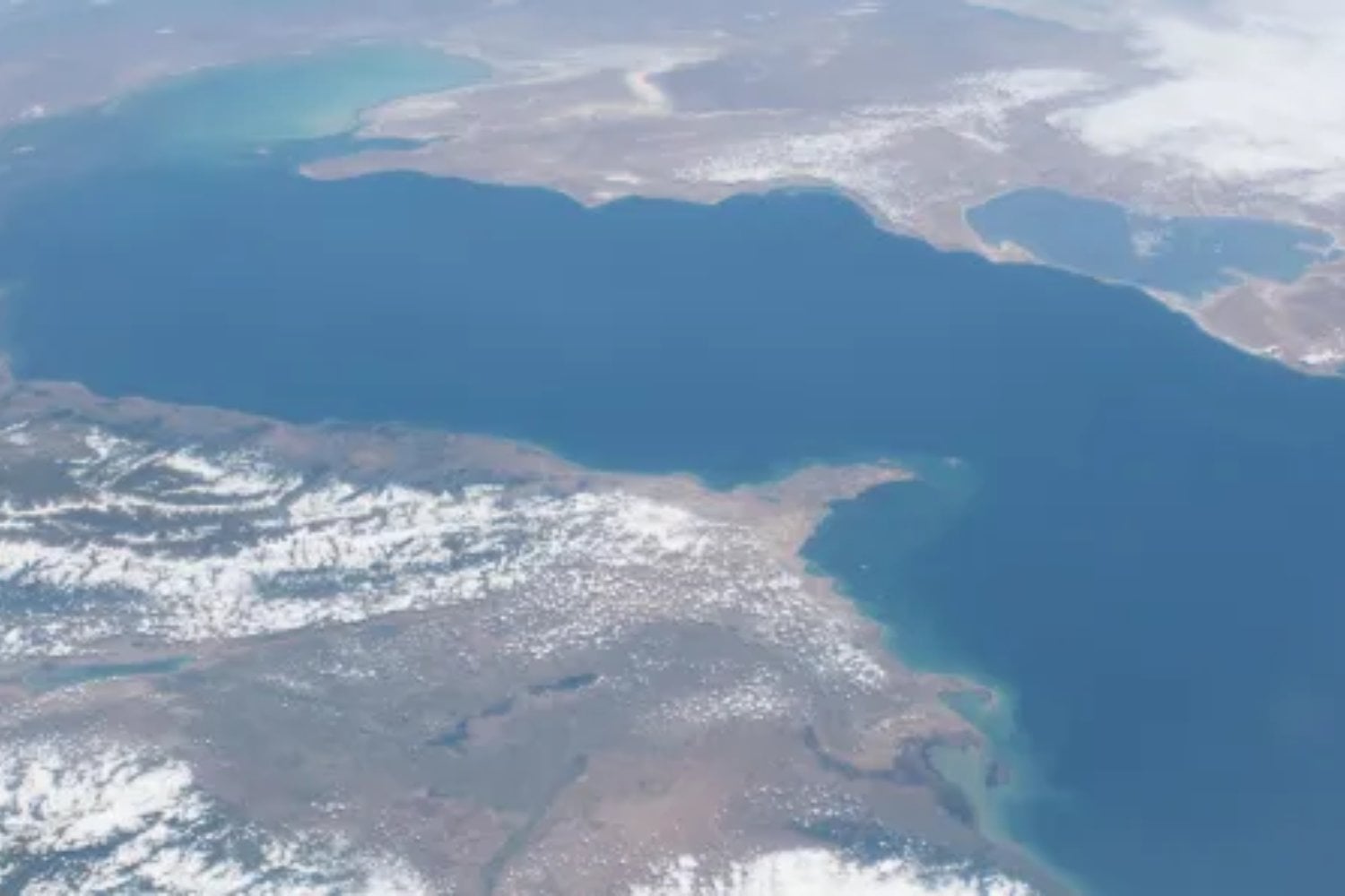 El mayor lago del planeta ha perdido casi 24.000 km² de agua desde los años 90. Si el Caspio baja 18 metros, otros 143.000 km² podrían convertirse en desierto este siglo