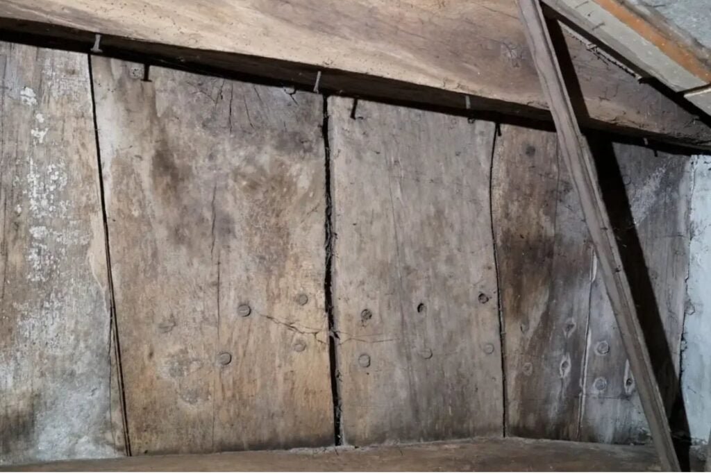 Durante casi 800 años pensaron que era el techo de un sótano medieval. Los arqueólogos acaban de descubrir que sobre sus cabezas estaba el casco casi completo de un barco anterior a 1244