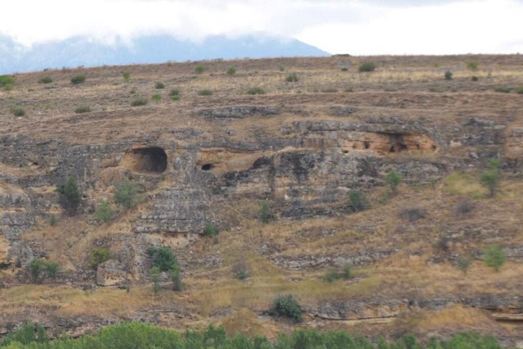 Una riada levantó el Eresma más de 11 metros y sepultó una cueva de Segovia hace 48.000 años. Las herramientas encontradas justo encima permiten poner fecha a algunos de los últimos neandertales del interior peninsular