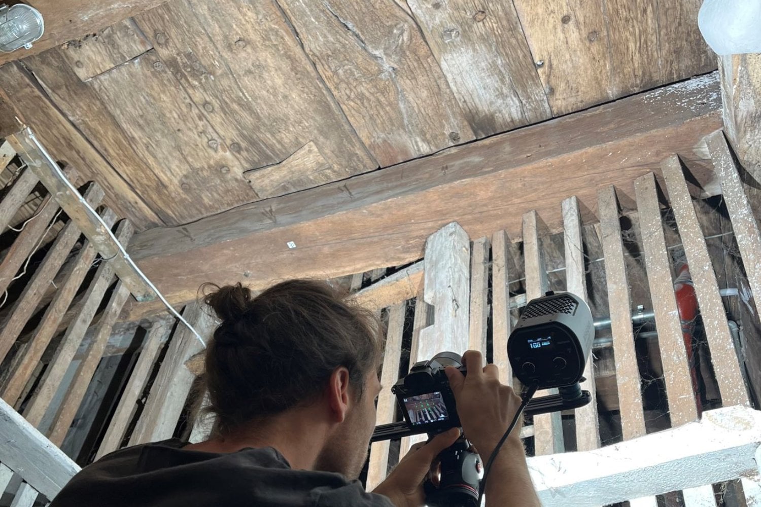 Durante casi 800 años pensaron que era el techo de un sótano medieval. Los arqueólogos acaban de descubrir que sobre sus cabezas estaba el casco casi completo de un barco anterior a 1244