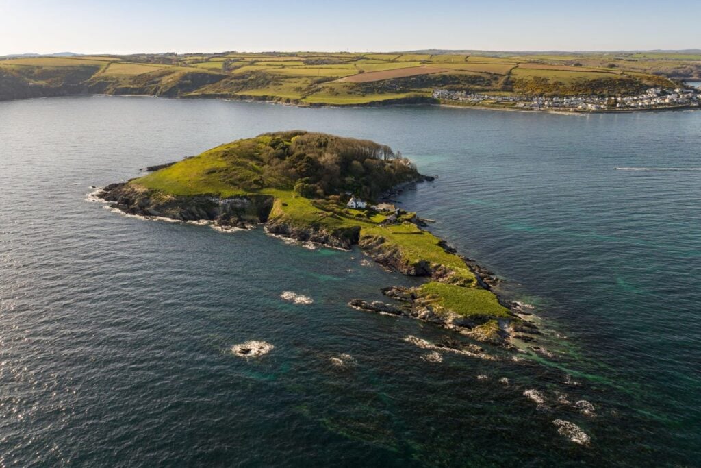 En 1965, dos hermanas compraron una isla entera por 22.000 libras y se fueron a vivir allí. Décadas después rechazaron millones para convertirla en un parque temático y tomaron una última decisión: que nadie pudiera destruirla jamás