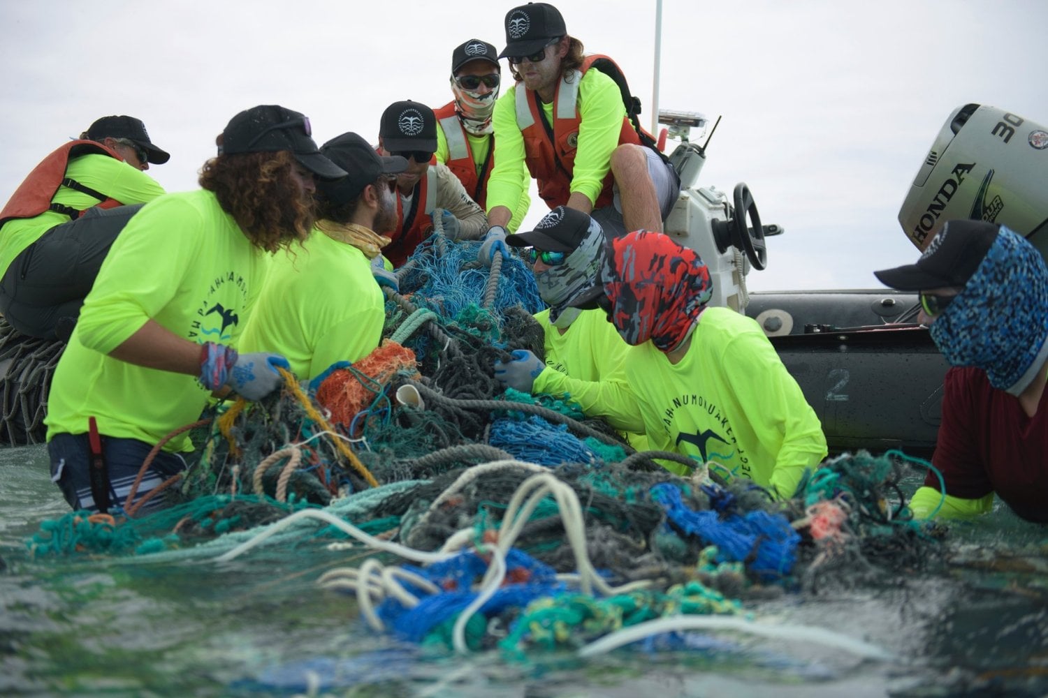 En medio del Pacífico hay una flota fantasma que pesca sin barcos ni tripulación. Sus redes pueden matar durante décadas y dominan la mayor acumulación de plástico del océano