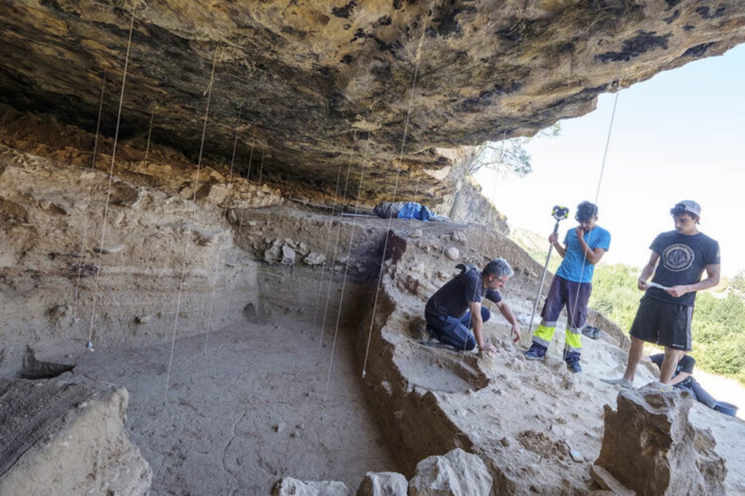 Una riada levantó el Eresma más de 11 metros y sepultó una cueva de Segovia hace 48.000 años. Las herramientas encontradas justo encima permiten poner fecha a algunos de los últimos neandertales del interior peninsular