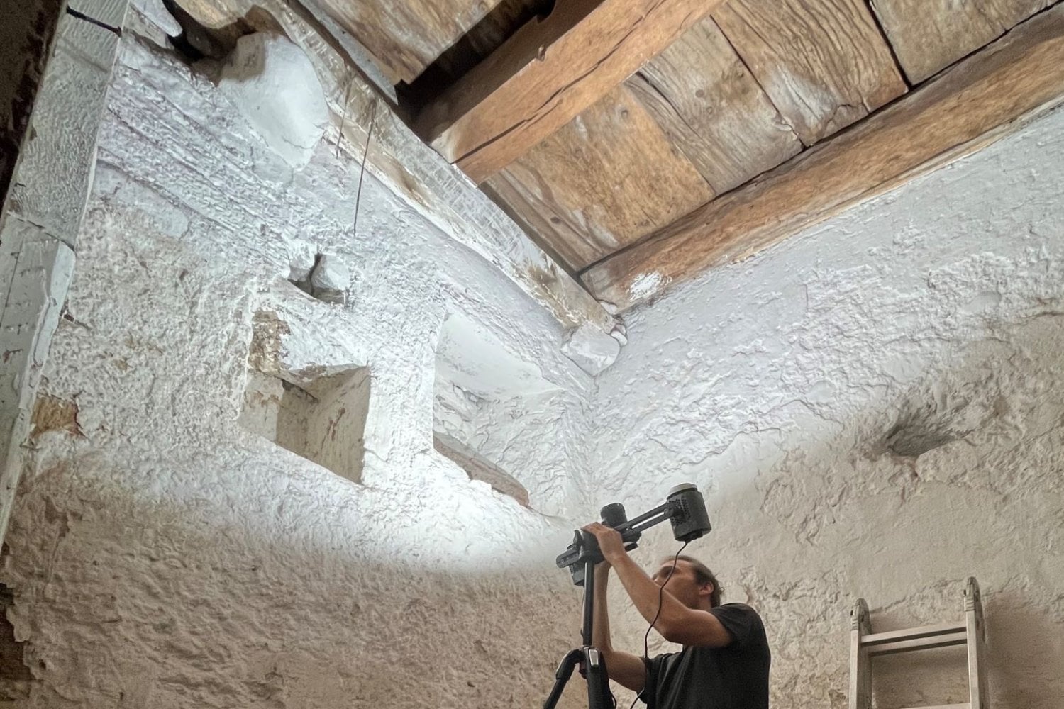 Durante casi 800 años pensaron que era el techo de un sótano medieval. Los arqueólogos acaban de descubrir que sobre sus cabezas estaba el casco casi completo de un barco anterior a 1244