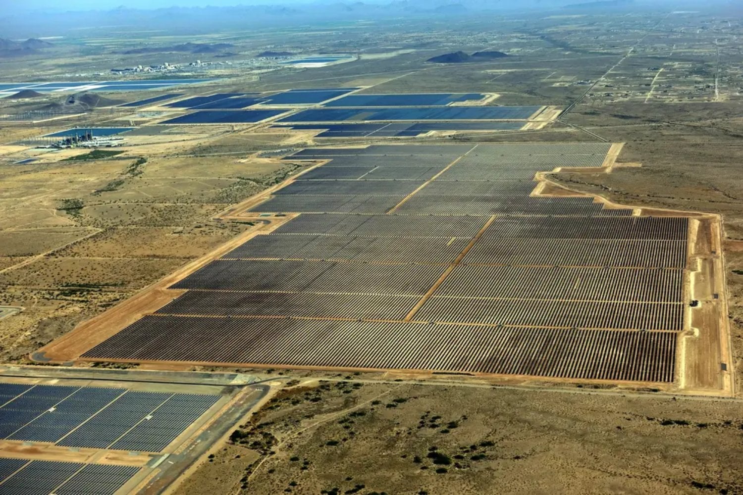 Una planta solar de Arizona recibió 19 búhos expulsados por la urbanización y poco más de un año después albergaba unos 40. No fue suerte: rediseñaron el terreno para que la energía y la fauna compartieran el mismo desierto
