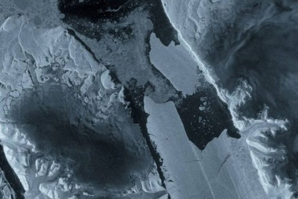 Un glaciar de Groenlandia perdió de golpe una isla de hielo cuatro veces mayor que Ceuta y Europa vio cómo se rompía desde el espacio. El bloque ya navega por el Ártico, pero dos masas todavía mayores podrían ser las siguientes
