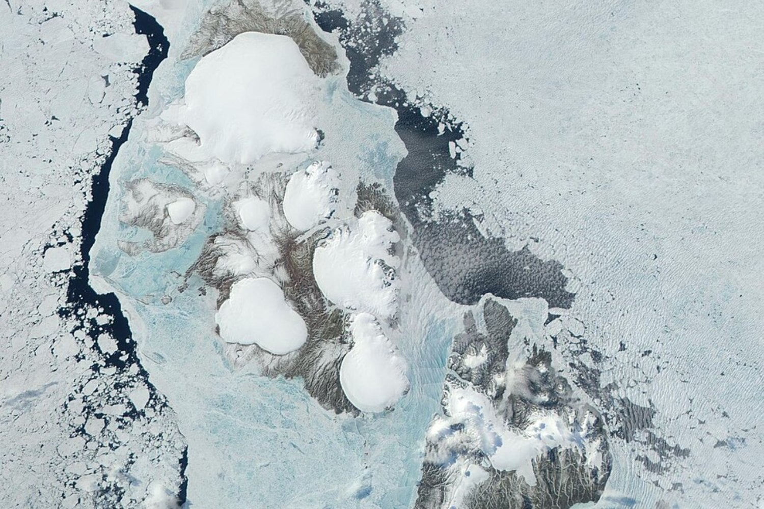 El último gran archipiélago que faltaba en los mapas apareció en 1913. Tenía 37.000 km² y los exploradores tardaron casi 20 años en descubrir que no era una sola isla