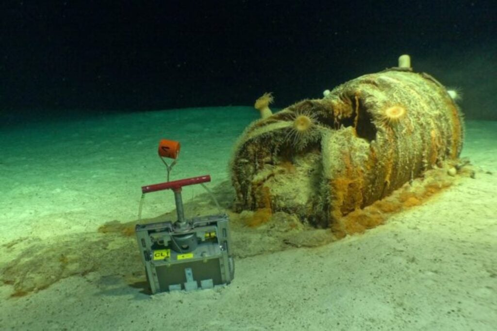 Durante décadas, Europa arrojó más de 200.000 barriles de residuos radiactivos al Atlántico. Ahora los científicos han bajado 4.700 metros y han encontrado algunos deteriorados y derramando su contenido