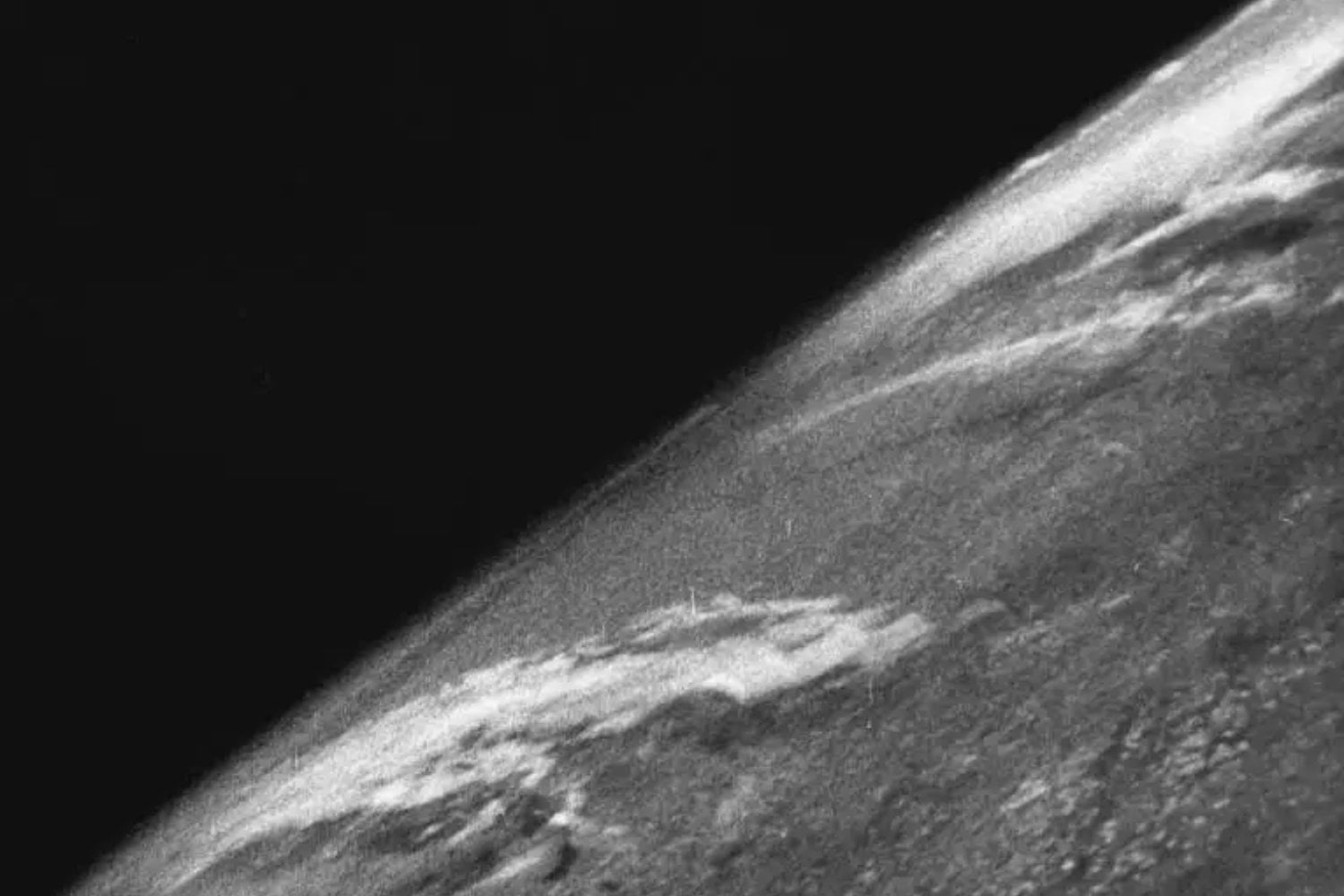 La primera foto de la Tierra desde el espacio no la hizo la NASA. Hace 80 años, EE.UU. puso una cámara en un misil nazi V-2 y descubrió una imagen que cambiaría para siempre cómo vemos el planeta