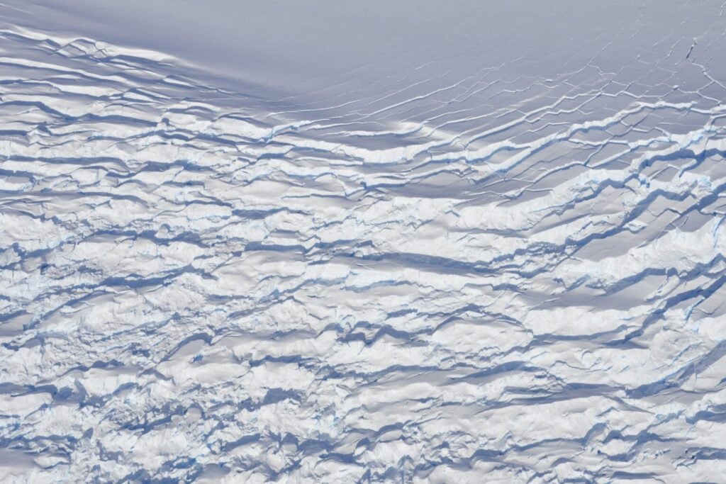 Debajo de la Antártida hay un continente de montañas y cañones enterrado bajo 27 millones de km³ de hielo. Bedmap3 lo reconstruyó con un detalle nunca visto